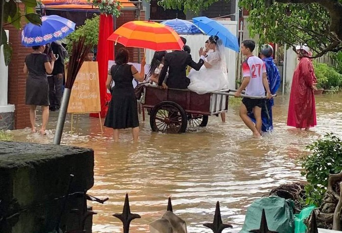 CIP: Xóm làng xứ Quảng giải cứu 55 mâm cỗ cưới bị ế do mưa lũ - Ảnh 2.