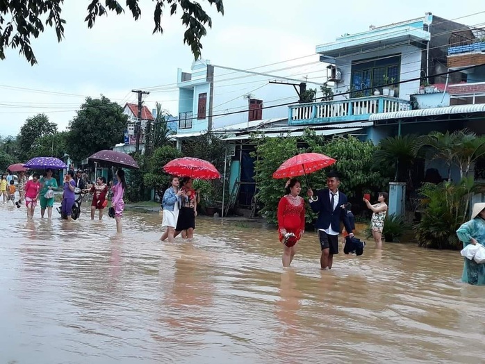 CIP: Xóm làng xứ Quảng giải cứu 55 mâm cỗ cưới bị ế do mưa lũ - Ảnh 1.