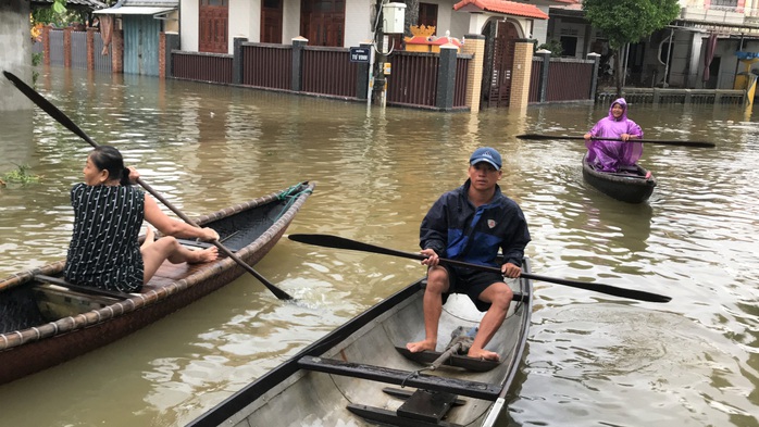 Lũ lụt miền Trung: Hơn 24.000 căn nhà ở Huế ngập nặng, nhiều nơi lũ xuất hiện sau 21 năm - Ảnh 1.