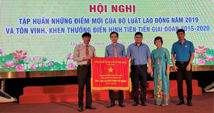LĐLĐ TP Đà Nẵng nhận Cờ thi đua của Chính phủ - Ảnh 1.