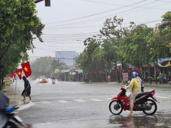 Bão số 6: Quảng Nam mưa to kèm gió mạnh, ngập lụt nhiều nơi - Ảnh 4.