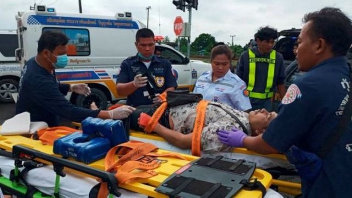 Tàu hỏa húc tung xe buýt chở người đi lễ chùa, 20 người thiệt mạng ở Thái Lan - Ảnh 4.