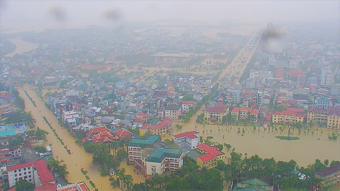Toàn cảnh lũ lụt kinh khủng ở Thừa Thiên - Huế - Ảnh 3.