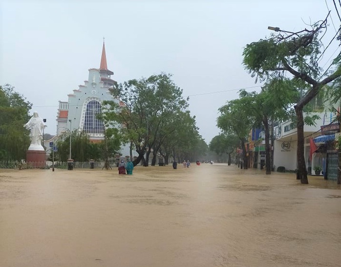 Toàn cảnh lũ lụt kinh khủng ở Thừa Thiên - Huế - Ảnh 4.