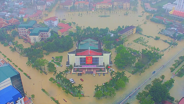 Toàn cảnh lũ lụt kinh khủng ở Thừa Thiên - Huế - Ảnh 1.
