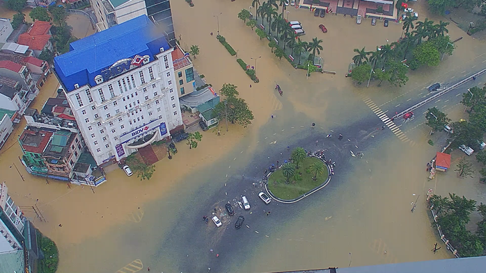 Toàn cảnh lũ lụt kinh khủng ở Thừa Thiên - Huế - Ảnh 2.
