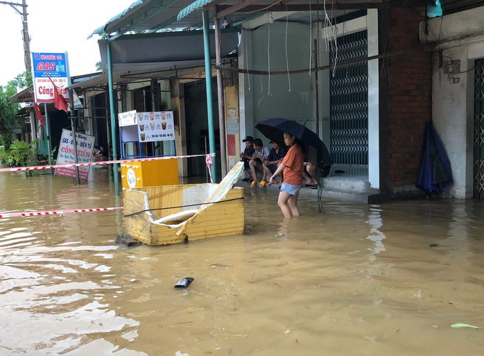 Quảng Ngãi: Lũ trên các sông lên nhanh, nhiều nơi bị cô lập - Ảnh 1.