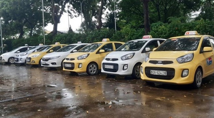 Dành khách, 2 nhóm taxi hỗn chiến trước cổng Bệnh viện Nhi Đồng Nai  - Ảnh 1.