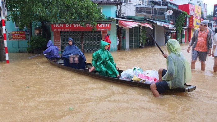 Lũ ở Huế đang xuống nhưng nhiều nơi vẫn ngập nặng - Ảnh 1.