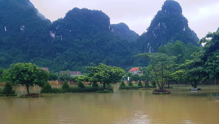 Cô trò đến trường tất bật dọn dẹp sau lũ, giáo án và sách vở lấm lem bùn đất - Ảnh 9.