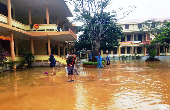 Cô trò đến trường tất bật dọn dẹp sau lũ, giáo án và sách vở lấm lem bùn đất - Ảnh 2.