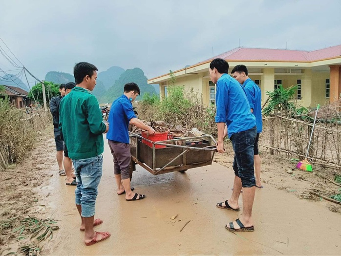 Cô trò đến trường tất bật dọn dẹp sau lũ, giáo án và sách vở lấm lem bùn đất - Ảnh 3.