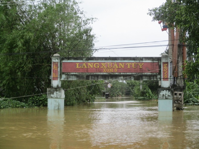 Lũ ở Huế đang xuống nhưng nhiều nơi vẫn ngập nặng - Ảnh 10.