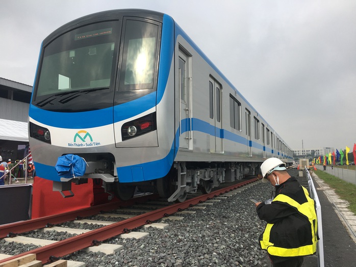 Bí thư Thành ủy và Chủ tịch UBND TP HCM trải nghiệm trên đoàn tàu Metro số 1 - Ảnh 3.