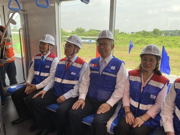 Bí thư Thành ủy và Chủ tịch UBND TP HCM trải nghiệm trên đoàn tàu Metro số 1 - Ảnh 2.