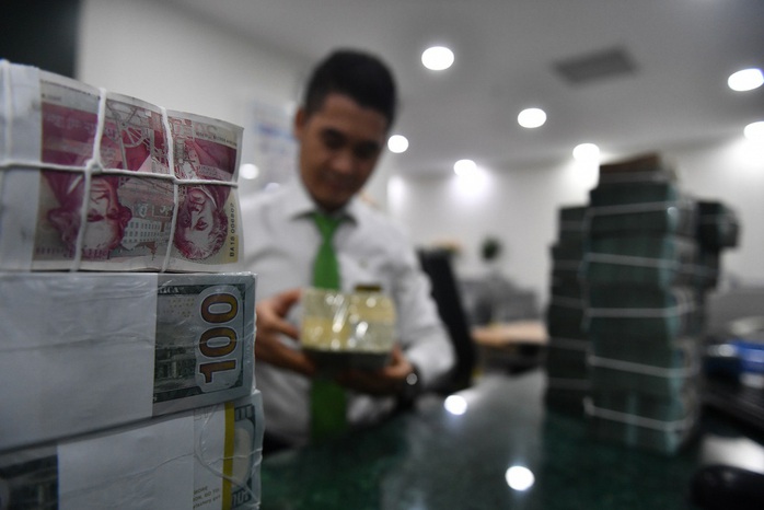 Người dân chuyển tiền gửi ngân hàng sang đầu tư chứng khoán? - Ảnh 1. Người dân chuyển tiền gửi ngân hàng sang đầu tư chứng khoán? - Ảnh 1.