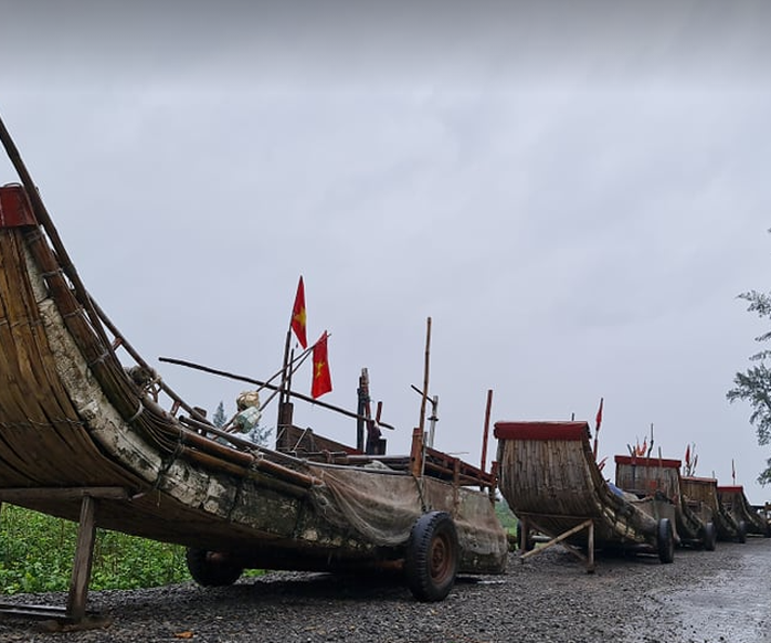 CLIP: Ngư dân Nghệ An hối hả kéo thuyền bè lên bờ tránh bão số 7 - Ảnh 6.