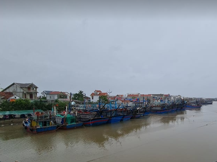 CLIP: Ngư dân Nghệ An hối hả kéo thuyền bè lên bờ tránh bão số 7 - Ảnh 1.
