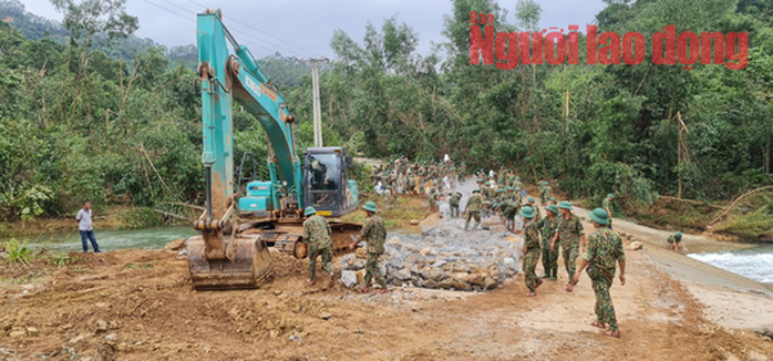 Vụ Rào Trăng 3:  Đã phát hiện một thi thể bị vùi lấp dưới đất đá khu vực sạt lở trạm kiểm lâm 67 - Ảnh 6.