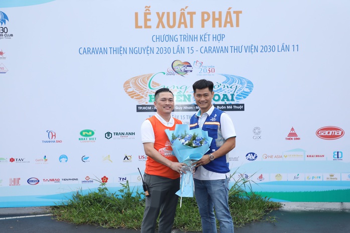 CLB Doanh nhân 2030 tặng 2,2 tỉ đồng cho học sinh tỉnh Bình Định - Ảnh 2. CLB Doanh nhân 2030 tặng 2,2 tỉ đồng cho học sinh tỉnh Bình Định - Ảnh 2.
