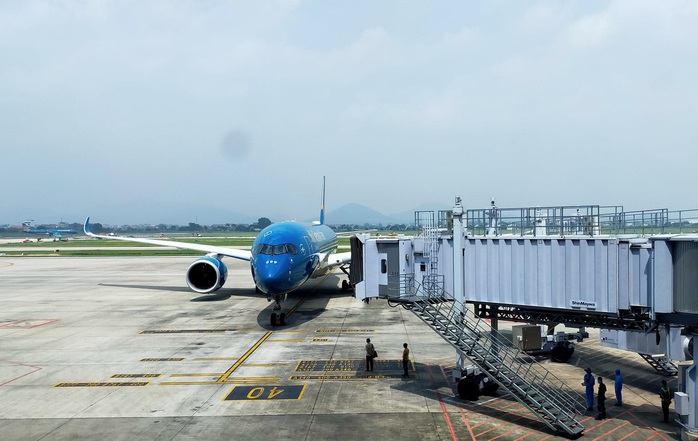 Máy bay TP HCM đi Đà Nẵng hạ cánh xuống Nha Trang do thời tiết xấu - Ảnh 1.