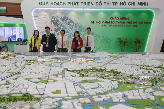 89-Các-đại-biểu-xem-sa-bàn-quy-hoạch-phát-triển-TP-Thủ-Đức---ảnh-Hoàng-Triều_1