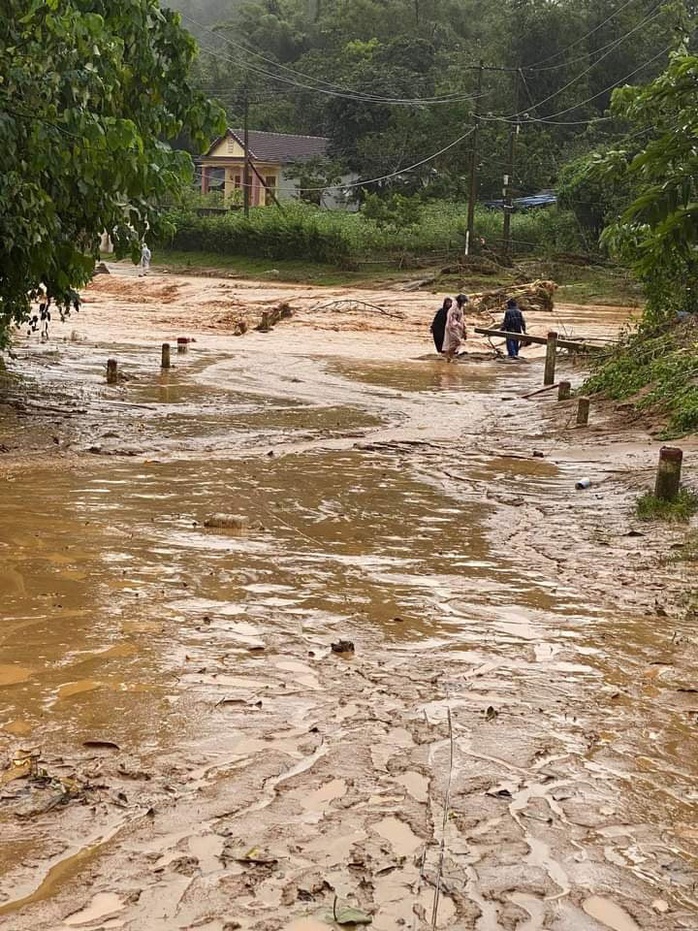 Nóng: Sạt lở núi vùi lấp căn nhà có 6 người, đưa được 2 người ra ngoài nhưng đã tử vong - Ảnh 2.