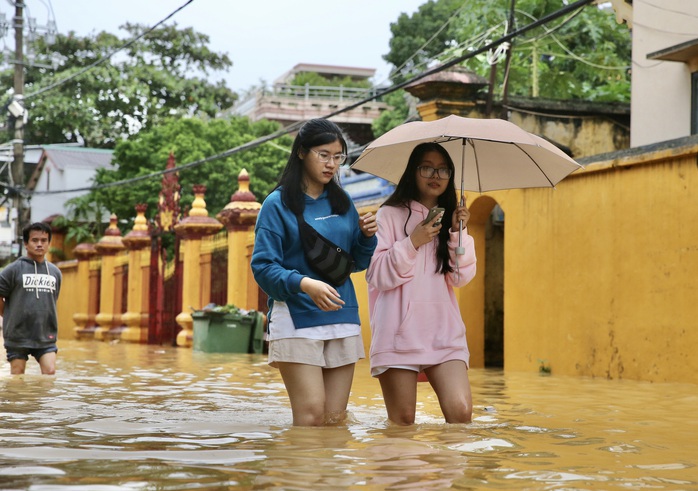 Ghe đò nườm nượp bên trong TP Huế, nước chảy rất xiết - Ảnh 7. Ghe đò nườm nượp bên trong TP Huế, nước chảy rất xiết - Ảnh 7.