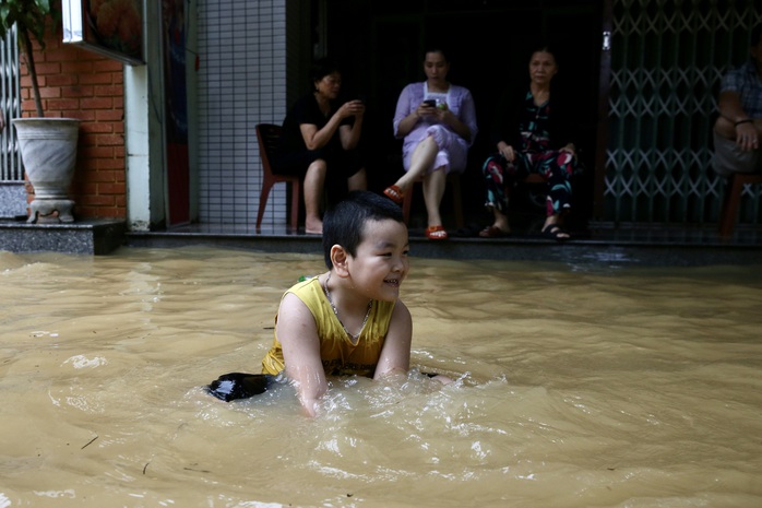 Ghe đò nườm nượp bên trong TP Huế, nước chảy rất xiết - Ảnh 12. Ghe đò nườm nượp bên trong TP Huế, nước chảy rất xiết - Ảnh 12.