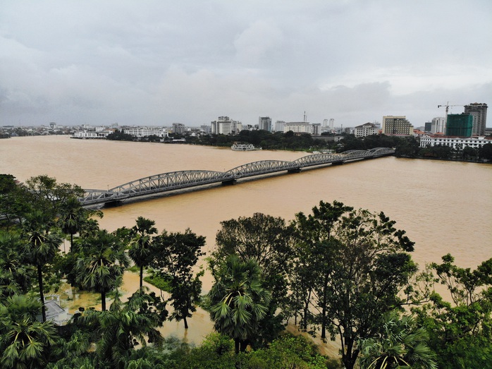 Ghe đò nườm nượp bên trong TP Huế, nước chảy rất xiết - Ảnh 6. Ghe đò nườm nượp bên trong TP Huế, nước chảy rất xiết - Ảnh 6.