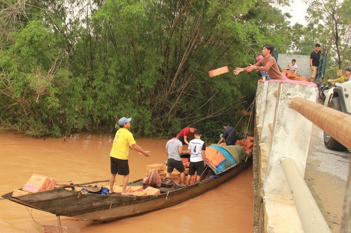 Lũ lên làm sập nhà lúc rạng sáng, khiến mẹ gãy tay và con gái 2 tuổi tử vong - Ảnh 2.