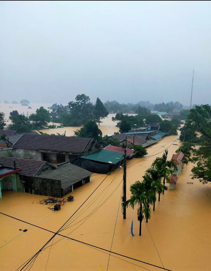  Huế- Quảng Trị:  Lũ lớn quay lại, người dân bì bõm trong biển nước  - Ảnh 16.