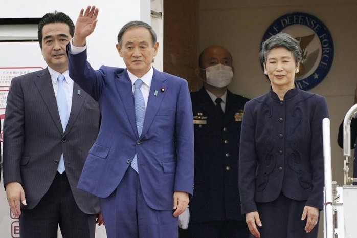 Thủ tướng Nhật Bản Suga Yoshihide và Phu nhân tới Hà Nội, bắt đầu thăm chính thức Việt Nam - Ảnh 2.