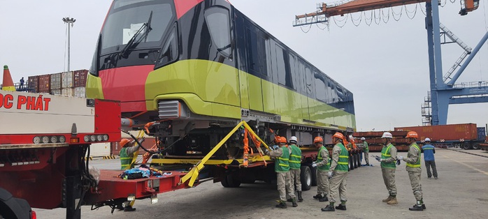 Cận cảnh đoàn tàu đầu tiên tuyến metro Nhổn-ga Hà Nội về tới cảng Hải Phòng - Ảnh 9.