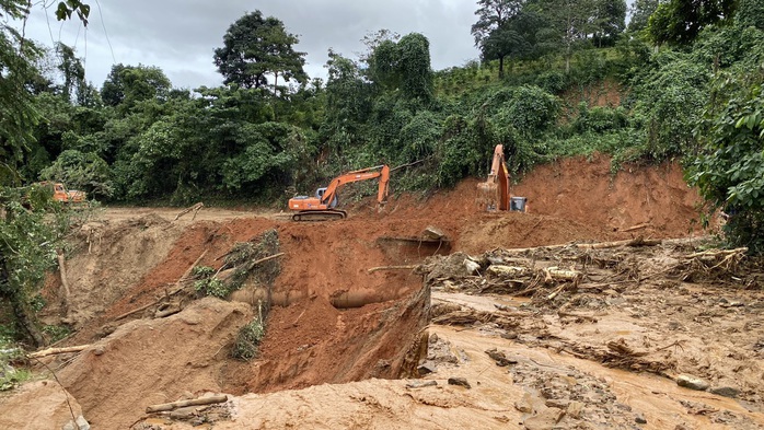 Sạt lở kinh hoàng tuyến đường vào nơi 22 cán bộ, chiến sĩ sư đoàn 337 gặp nạn - Ảnh 4.