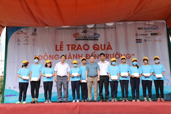 Caravan “Cung đường huyền thoại” đồng hành đến trường - Ảnh 1. Caravan “Cung đường huyền thoại” đồng hành đến trường - Ảnh 1.