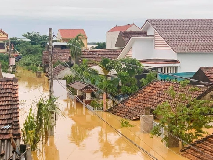 Quảng Bình: Lũ lụt kinh hoàng, ngập tới nóc nhiều căn nhà - Ảnh 20.