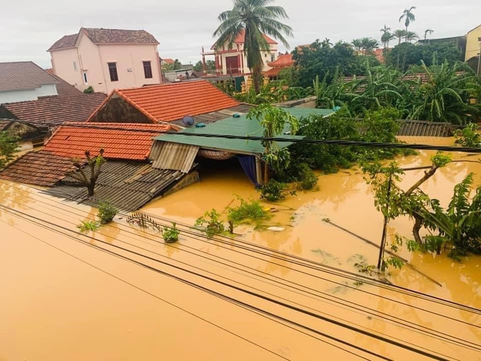 Quảng Bình: Lũ lụt kinh hoàng, ngập tới nóc nhiều căn nhà - Ảnh 11.