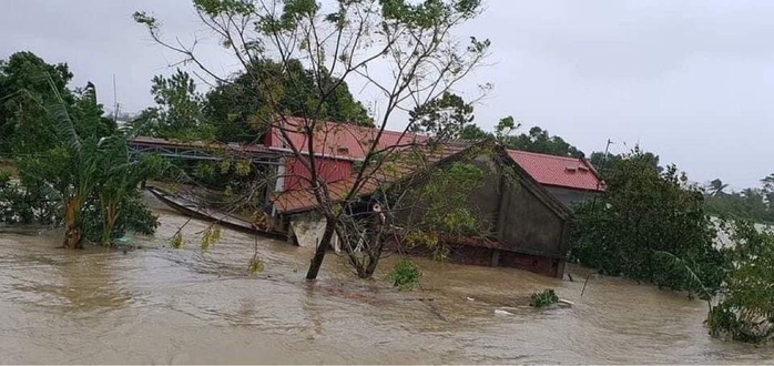 Quảng Bình: Lũ lụt kinh hoàng, ngập tới nóc nhiều căn nhà - Ảnh 10.