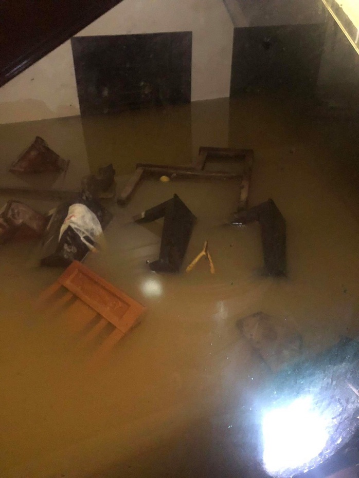 Quảng Bình: Lũ lụt kinh hoàng, ngập tới nóc nhiều căn nhà - Ảnh 21.