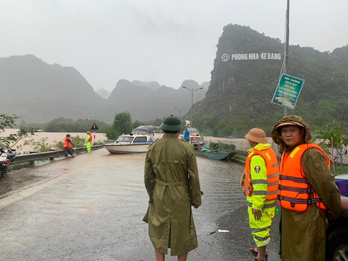 Mưa lũ miền Trung: Nhiều điểm Quốc lộ 1A ngập sâu, giao thông tắc nghẽn - Ảnh 1.