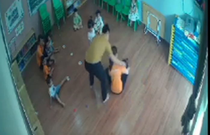 Phải xử lý hình sự phụ huynh ở Lào Cai đánh bé 2 tuổi - Ảnh 1.