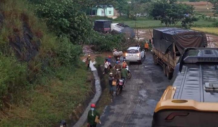 Hàng ngàn khối đất đá vùi lấp Quốc lộ 28, giao thông tê liệt - Ảnh 3.