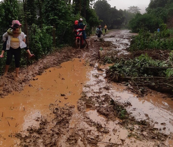 Hàng ngàn khối đất đá vùi lấp Quốc lộ 28, giao thông tê liệt - Ảnh 5.