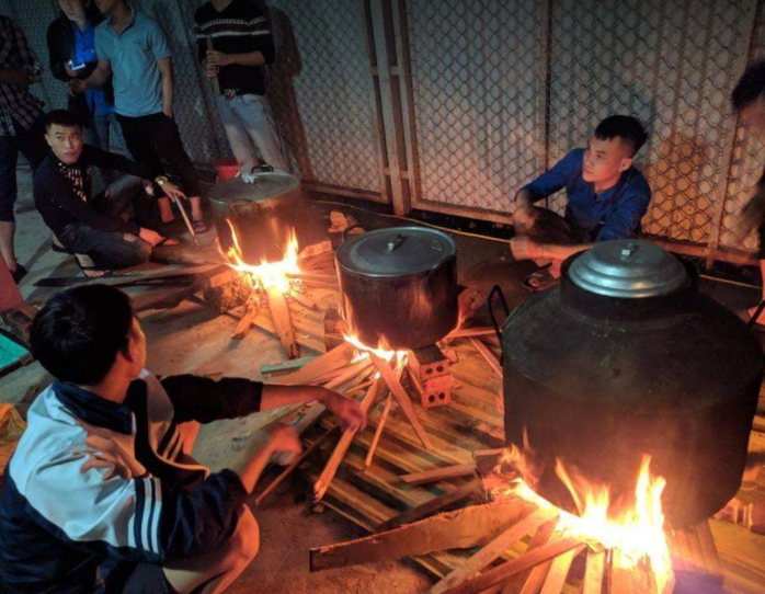 Cảm động người dân Nghệ An thức trắng đêm nấu bánh chưng gửi vào vùng lũ - Ảnh 1.