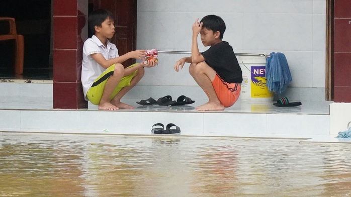 Quảng Trị chìm trong lũ lịch sử, hai đứa trẻ chia nhau gói mì - Ảnh 4.