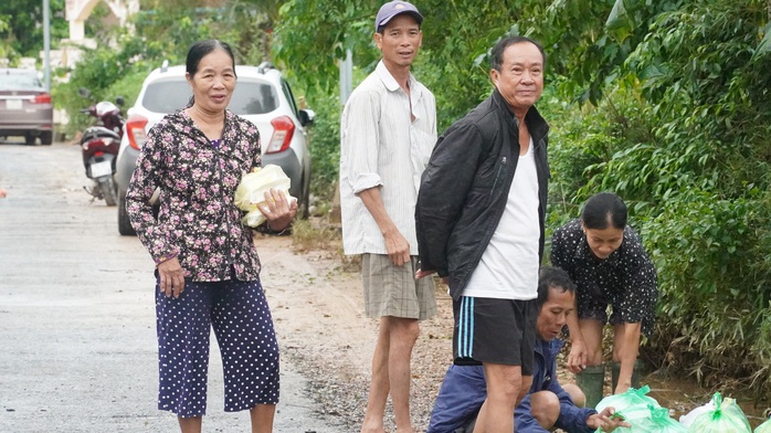 Quảng Trị chìm trong lũ lịch sử, hai đứa trẻ chia nhau gói mì - Ảnh 7.