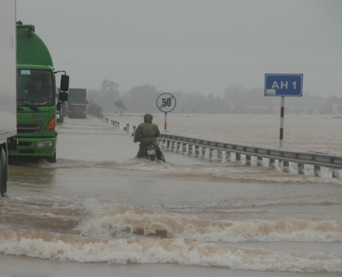 Cận cảnh nhà dân ngập sâu cả mét trong rốn lũ Hà Tĩnh - Ảnh 5.