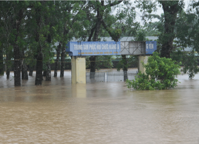 Mưa lũ lịch sử, hồ Kẻ Gỗ xả lũ, huyện Cẩm Xuyên thiệt hại hơn 1.100 tỉ đồng - Ảnh 1.