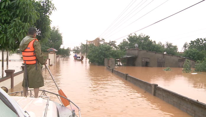 6 người tử vong, 100.000 nhà dân ở Quảng Bình bị ngập lụt do mưa lũ - Ảnh 3.